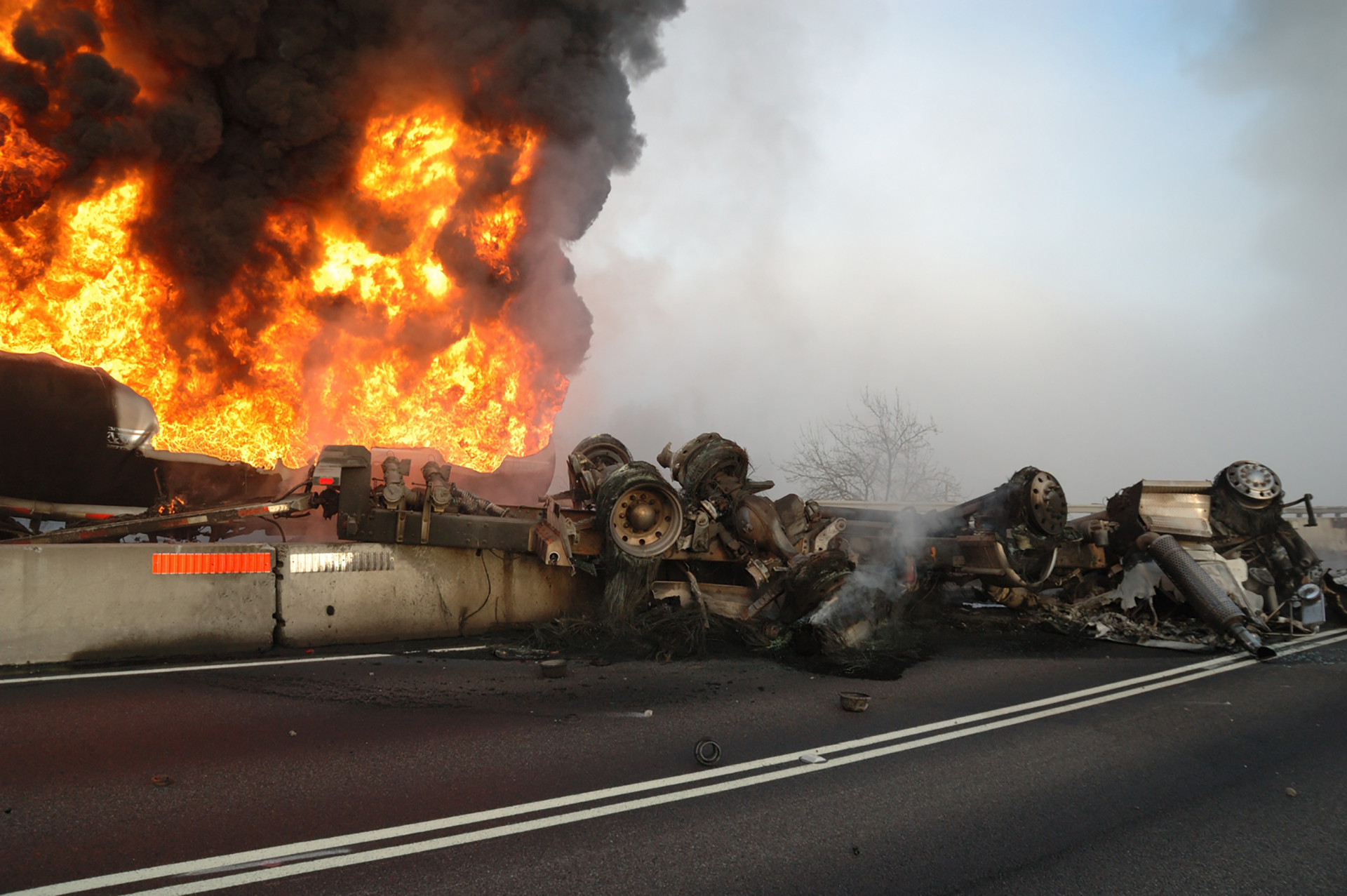 Incendie d'un camion citerne renversé