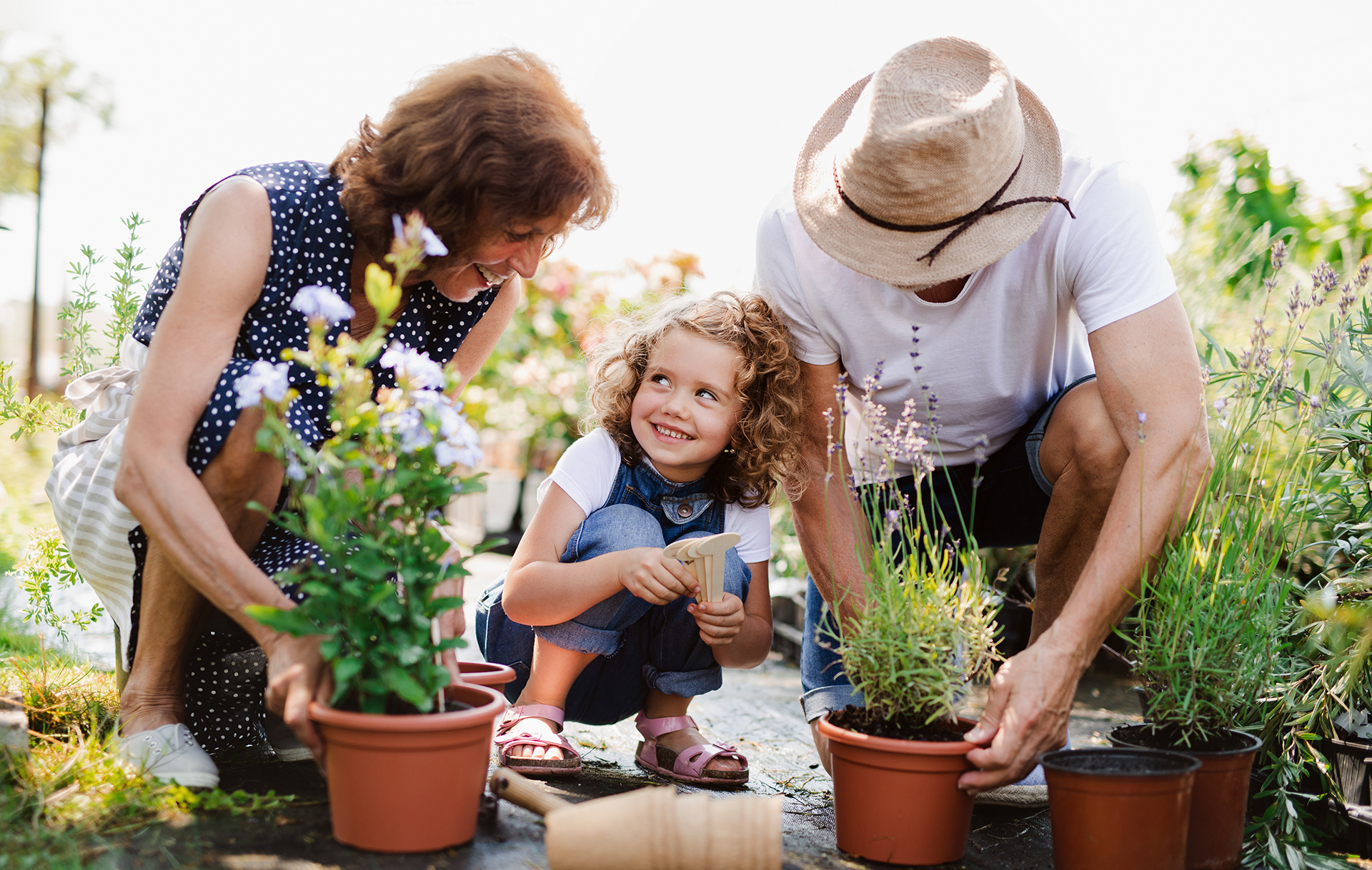 Petite fille apprenant à planter avec ses grands-parents