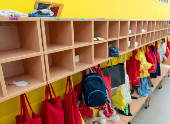 Casiers et patères dans une école maternelle