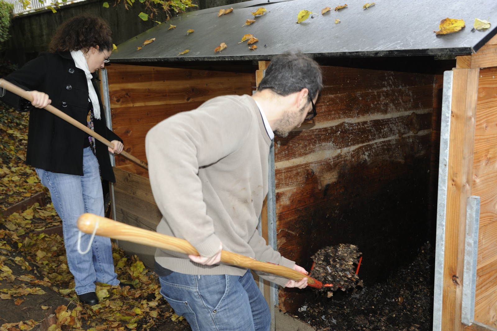 Retournement régulier des déchets organiques dans un composteur collectif