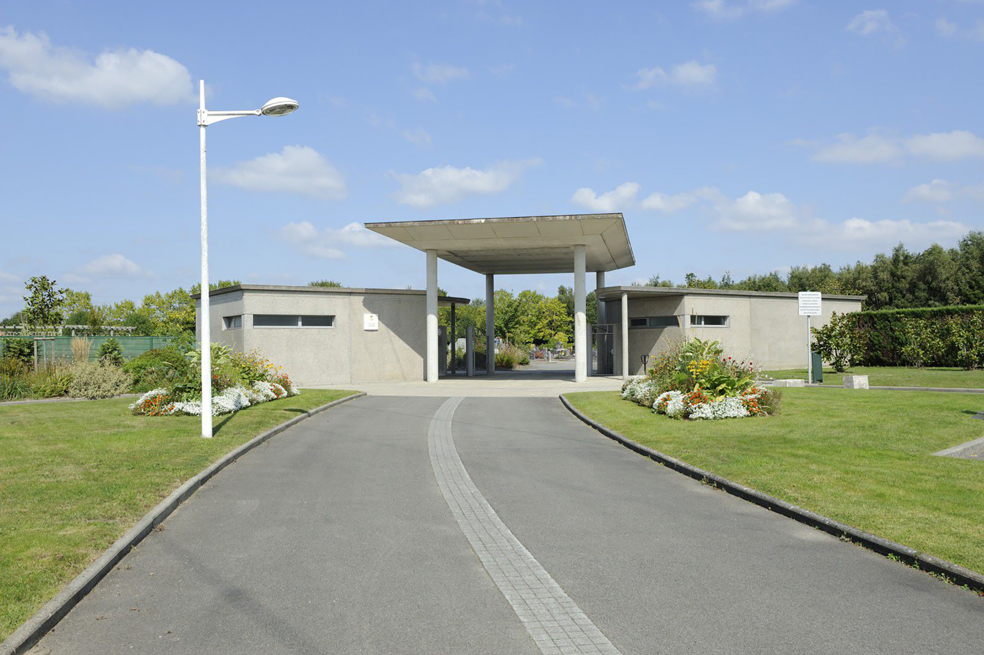 Entrée du cimetière paysager