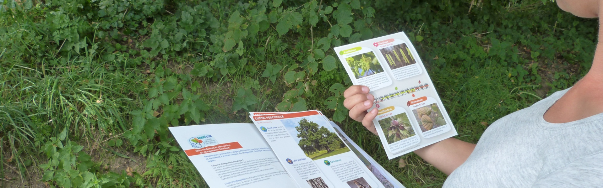 Promeneur consultant les fiches Rando'Clim