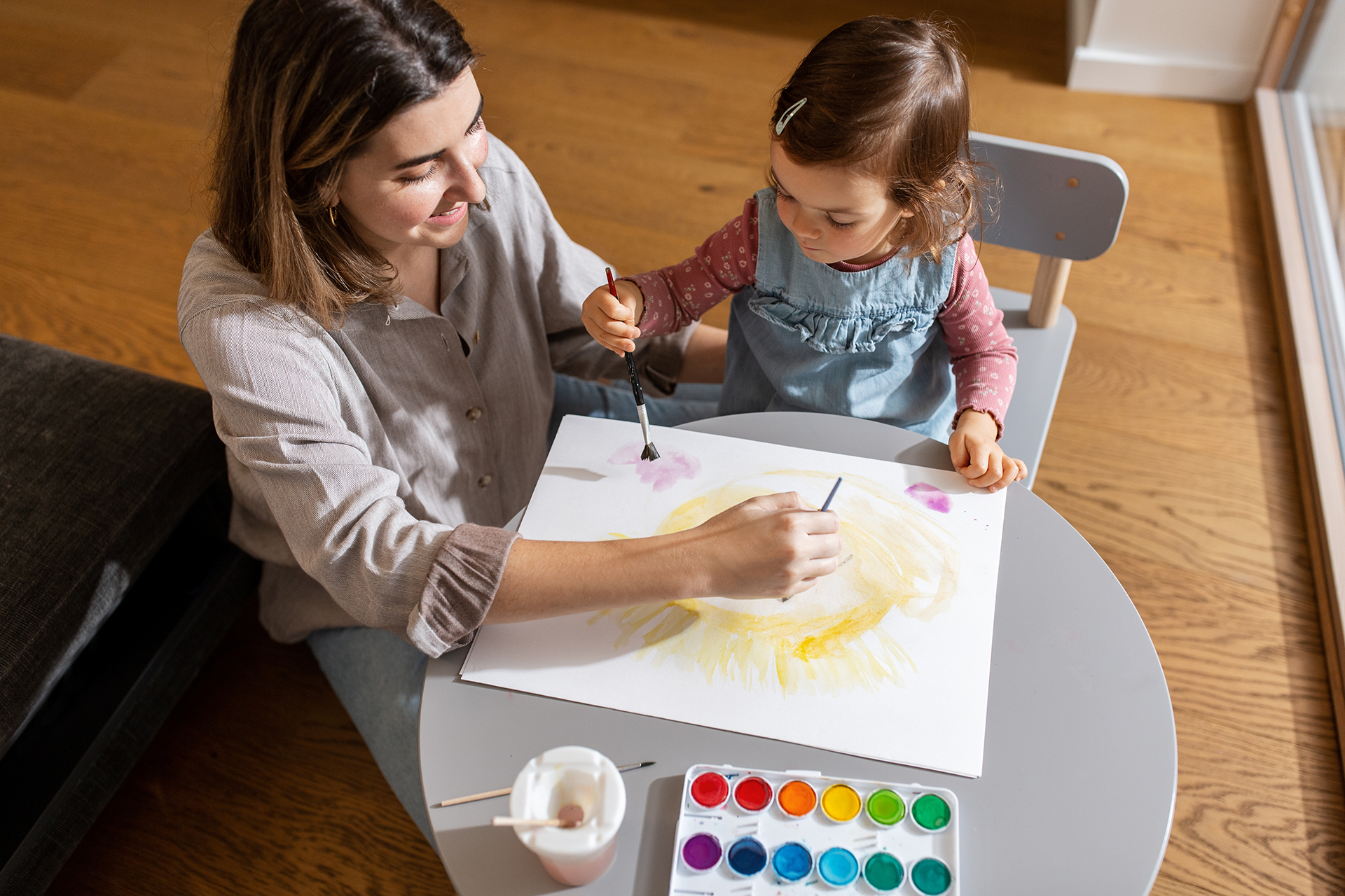 Assistante maternelle avec un enfant