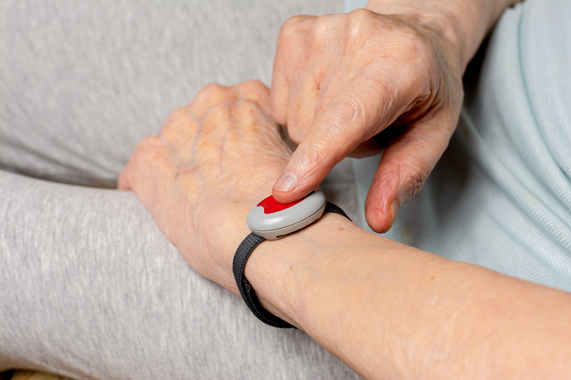 Bracelet de téléassistance pour sénior