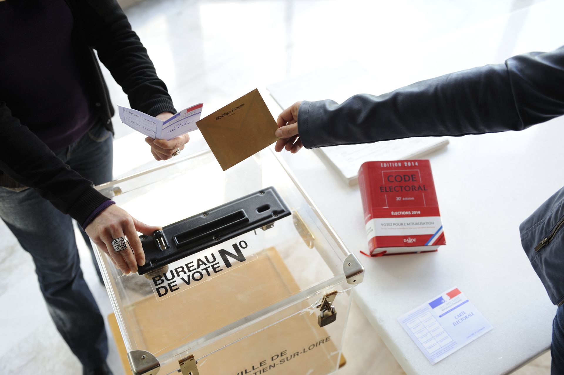 Mise d'un bulletin dans l'urne