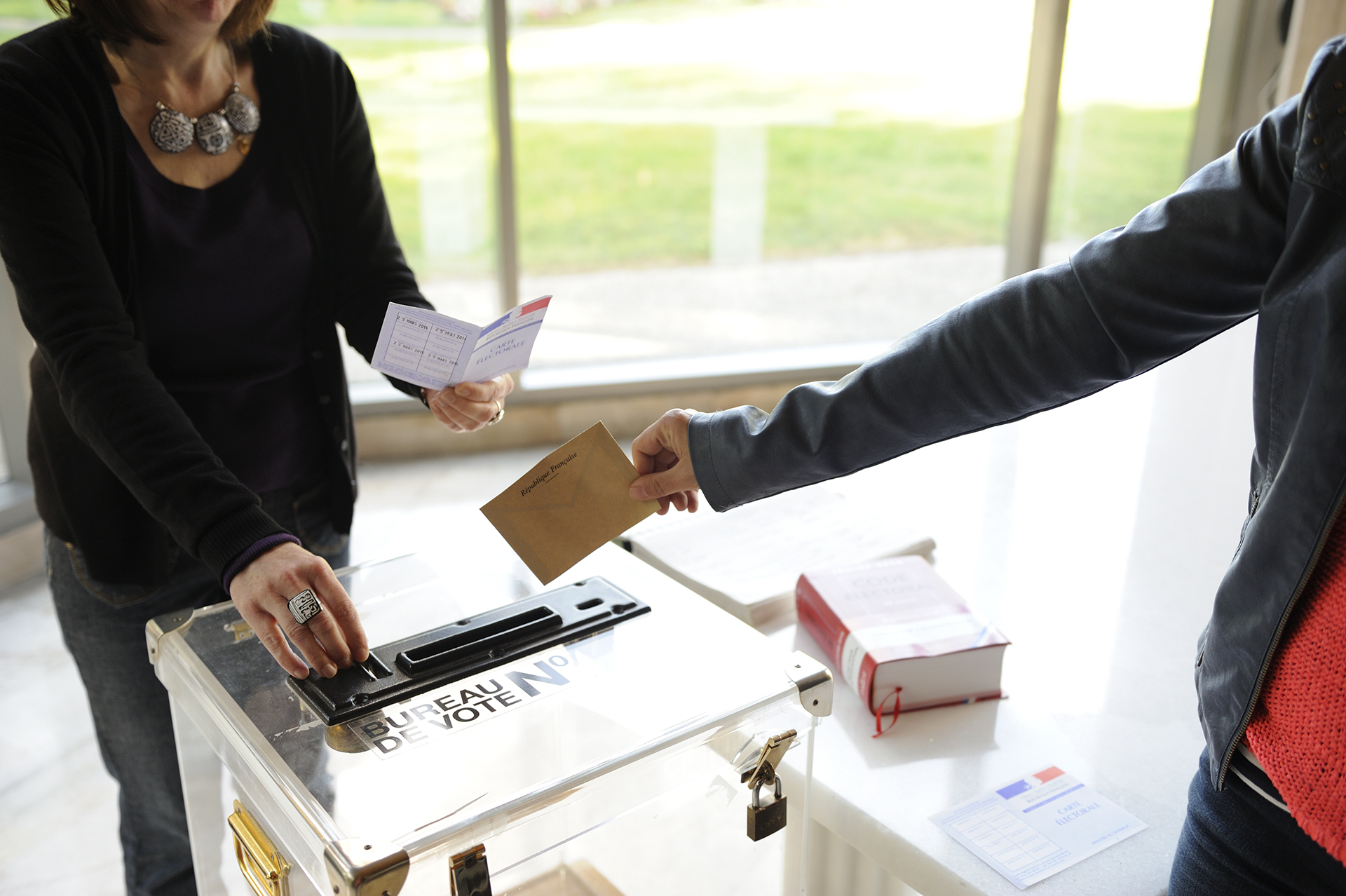 Électeur s'apprêtant à mettre son vote dans l'urne