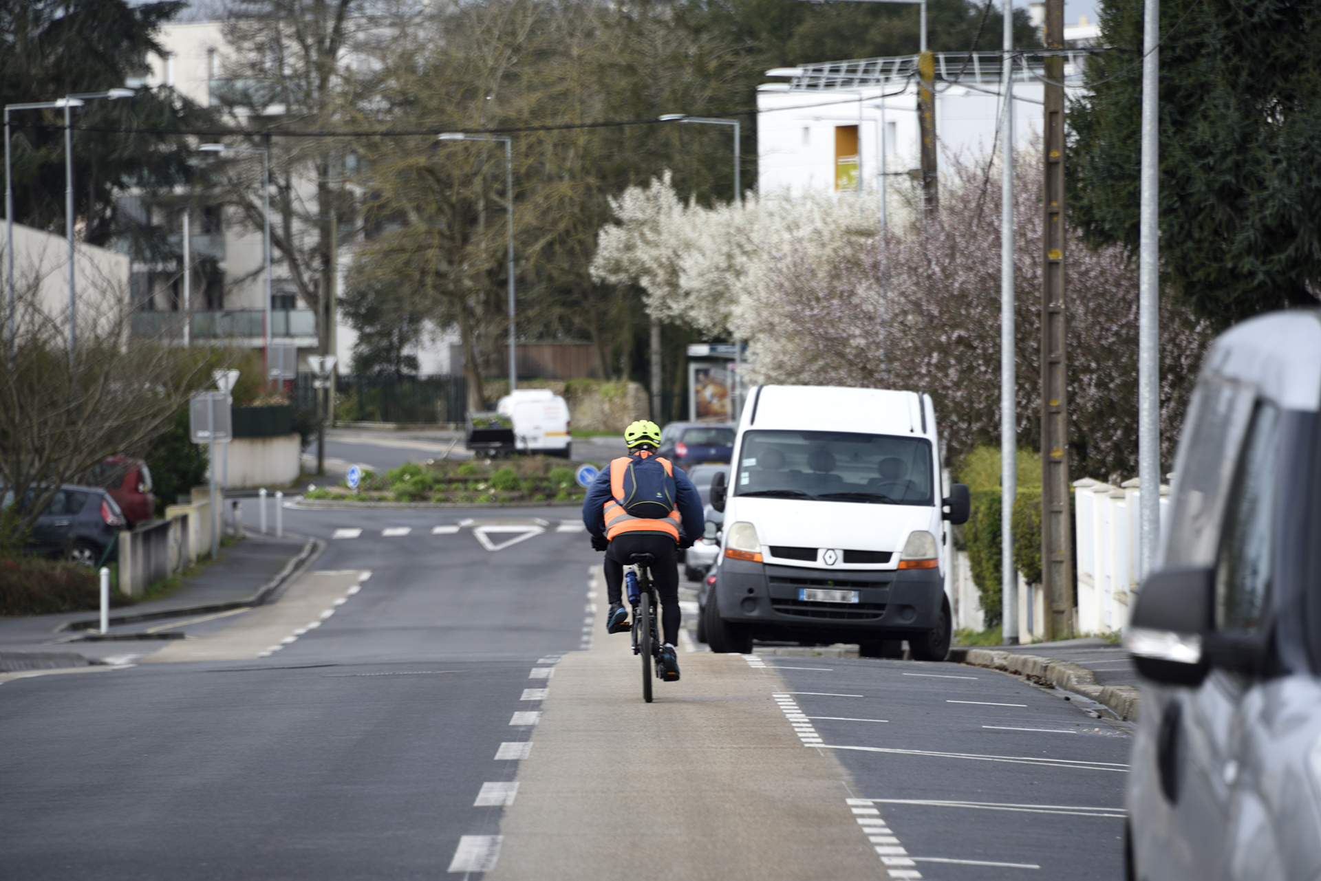 Vélo circulant sur un chaussidou