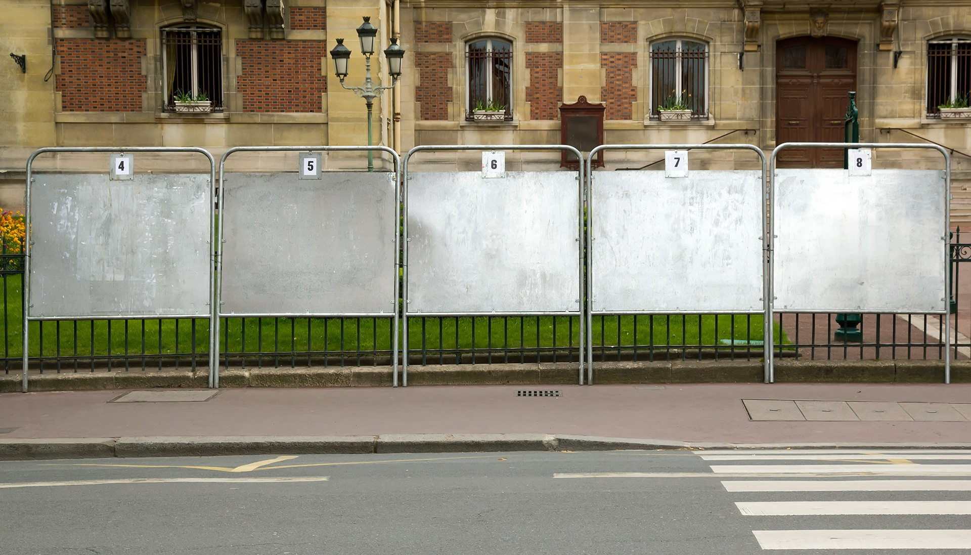 panneaux électoraux prés d'une mairie
