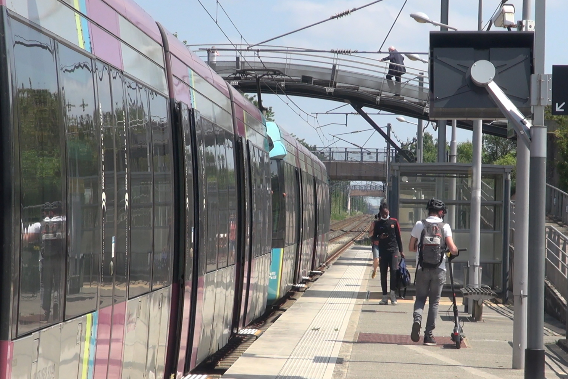 TER en gare des Pas enchantes