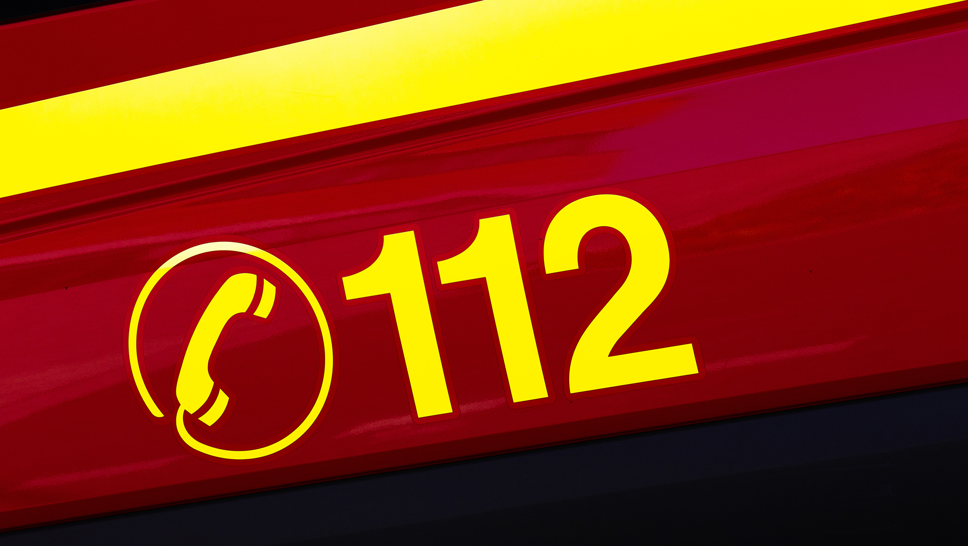 112 marqué sur une portière de véhicule d'urgence