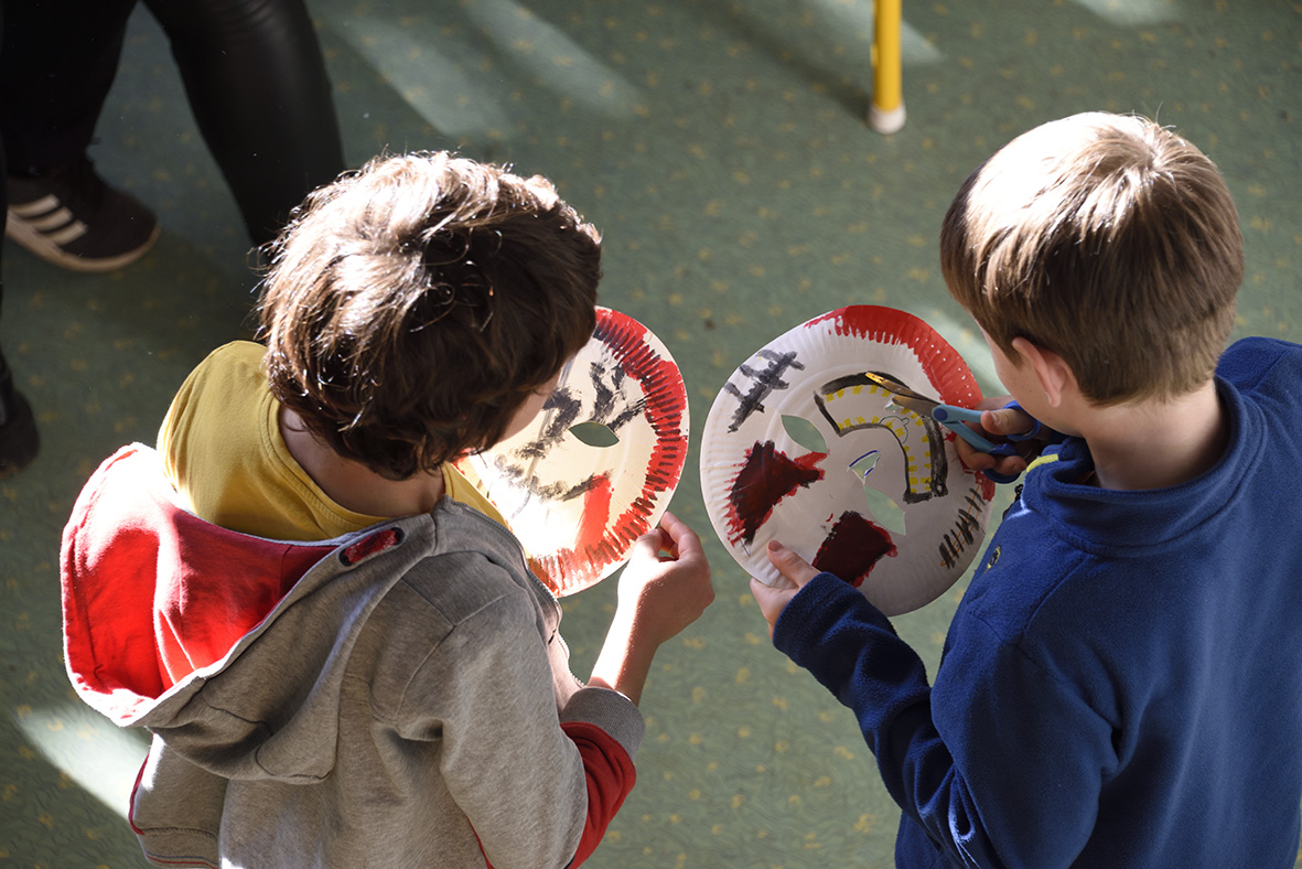 Enfants faisant des masques pour Halloween