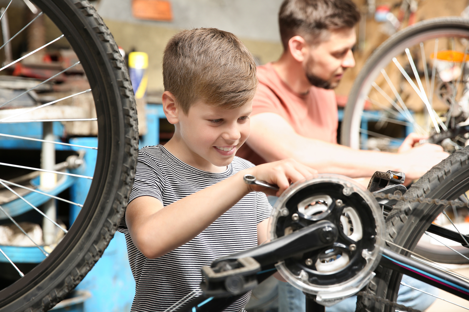 Enfant bricolant un vélo avec un adulte