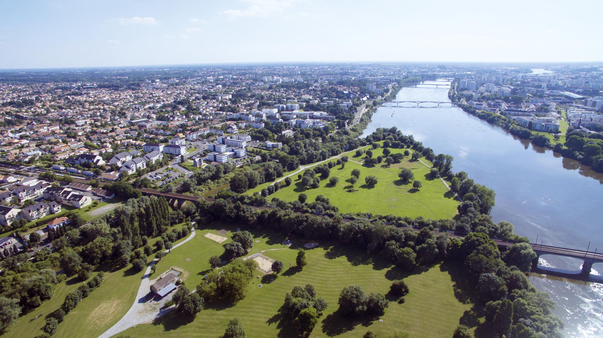 Vue aérienne de la Loire à Saint-Sébastien