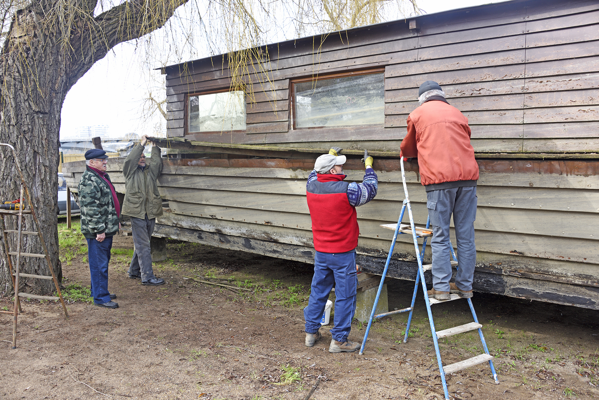 Bénévoles de l'association Loire pour Tous réparant un bateau