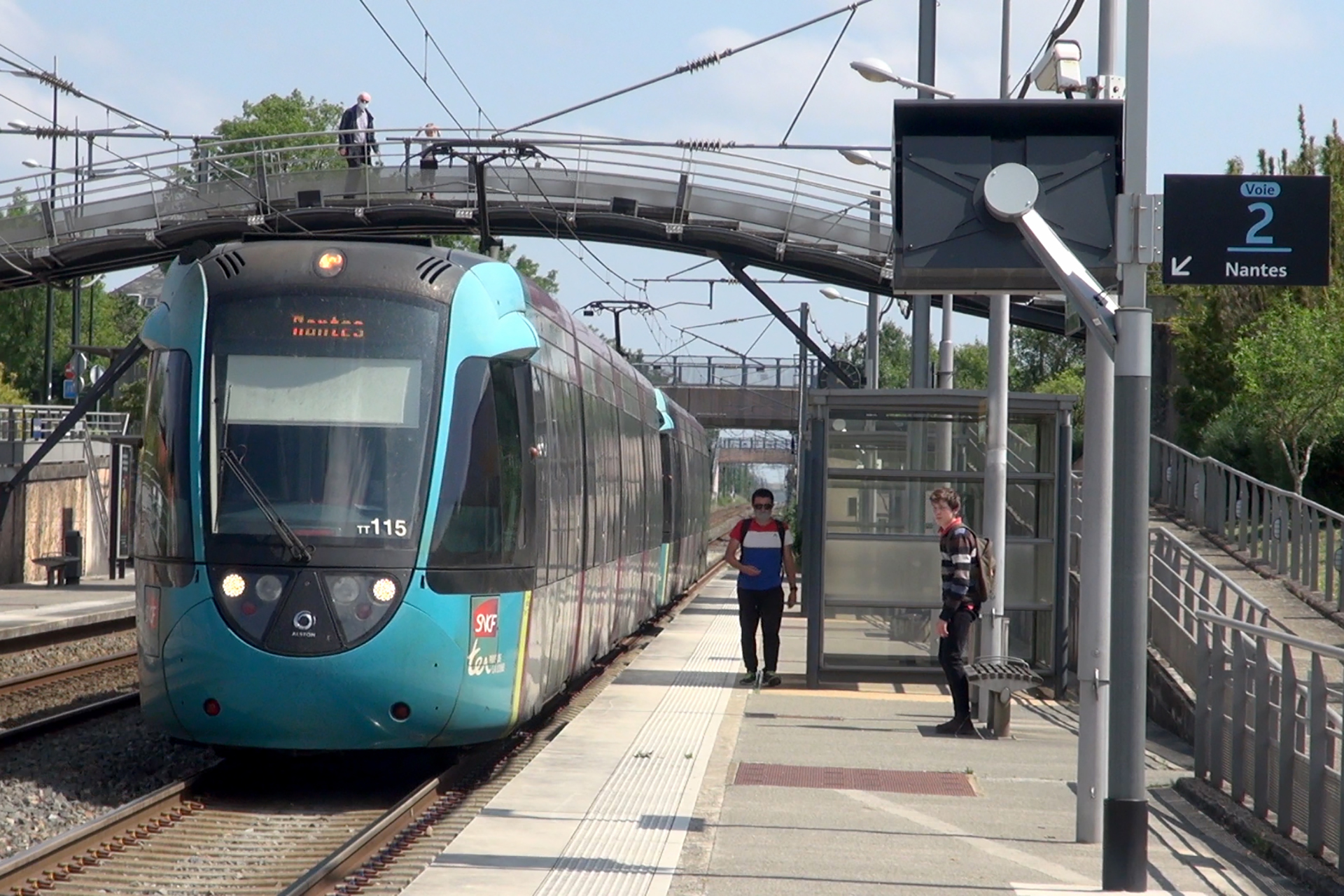 Tram-train en gare des Pas enchantés