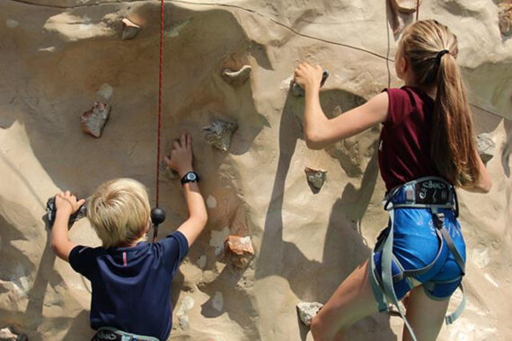 Deux enfants sur un mur d'escalade