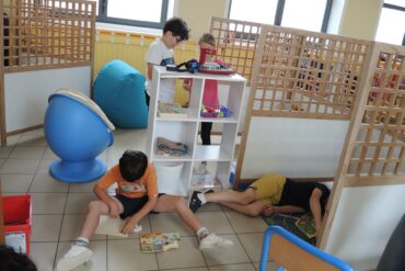 Enfants dans une salle de décharge émotionnelle